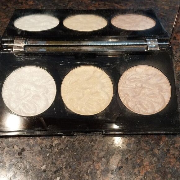 Makeup Revolution Strobe Lighting Palette And FREE MILANI GUILDED DESIRES SHADOW - Picture 6 of 7